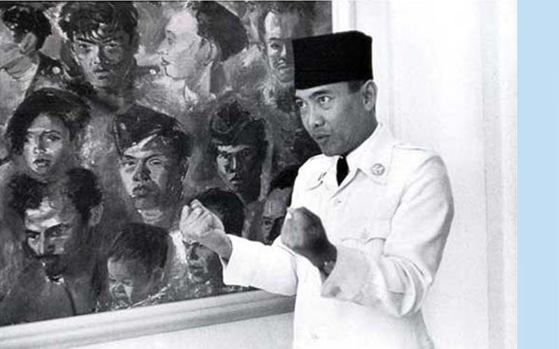 Bung Karno di depan lukisan berjudul 'Kawan-kawan Revolusi' karya S. Sudjojono. (Foto: Henri Cartier-Bresson)