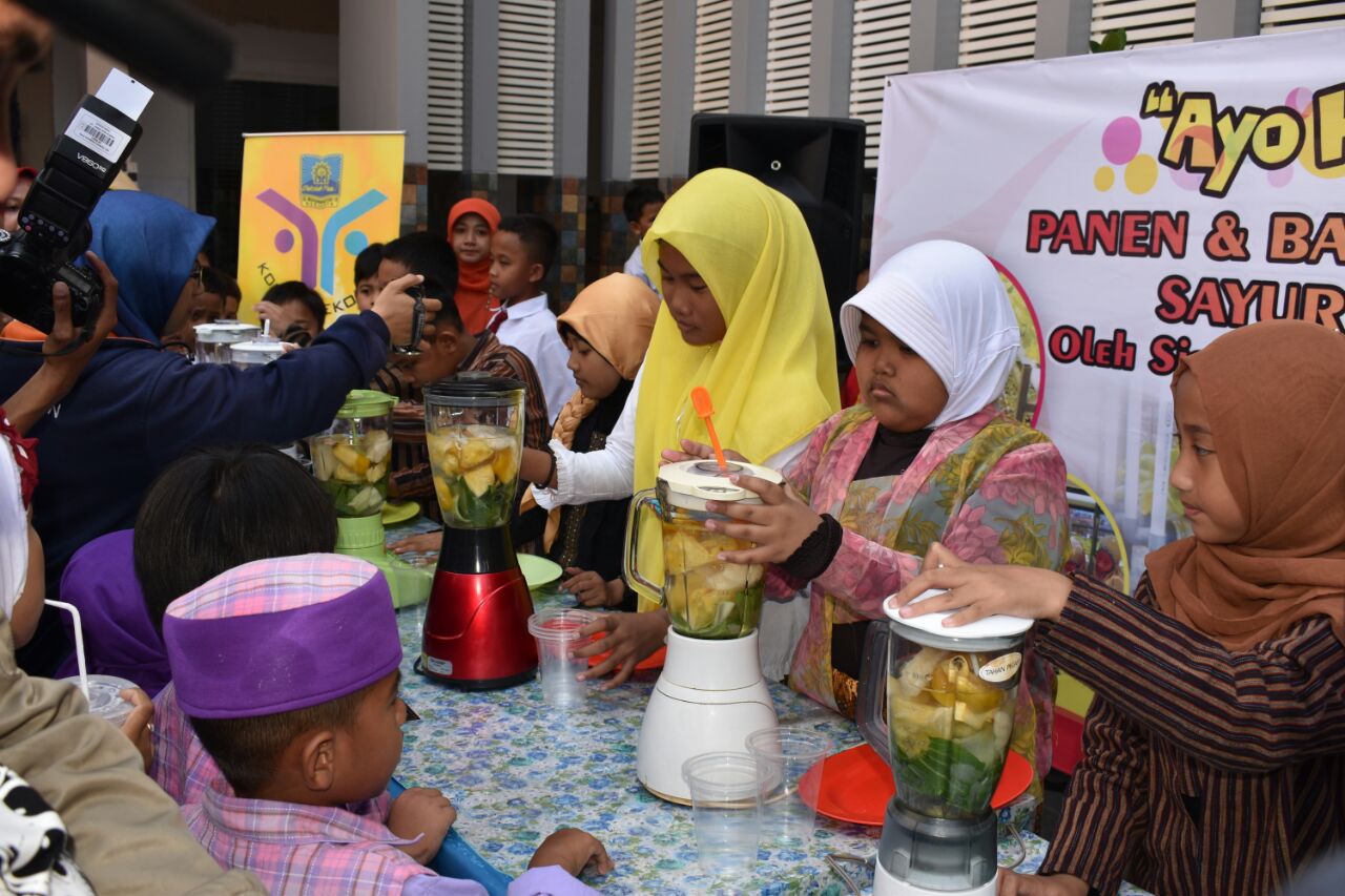 Siswa SD Muhammadiyah 18 Surabaya mengolah hasil sayur menjadi olahan makanan dan minuman.