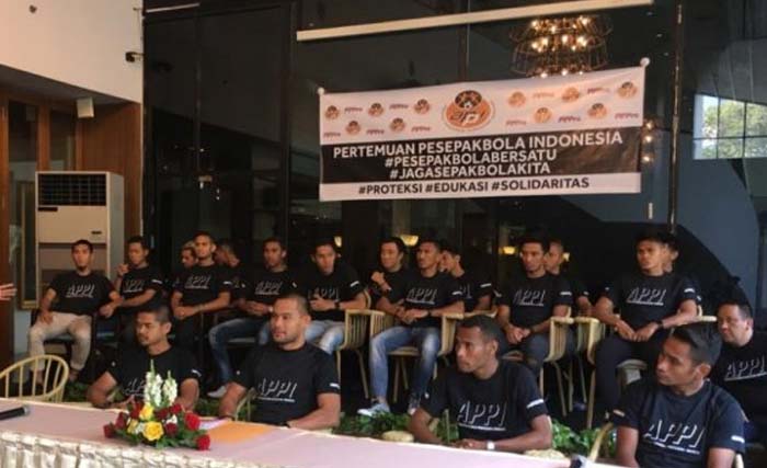 Sejumlah pemain Liga 1 melakukan pertemuan di Hotel Atlet Century Senayan Jakarta, Selasa. Satu satu butir kesepakatannya adalah akan mogok bermain pekan ke-24 (pekan ini). (Foto: Bayu Kuncahyo/Antara)