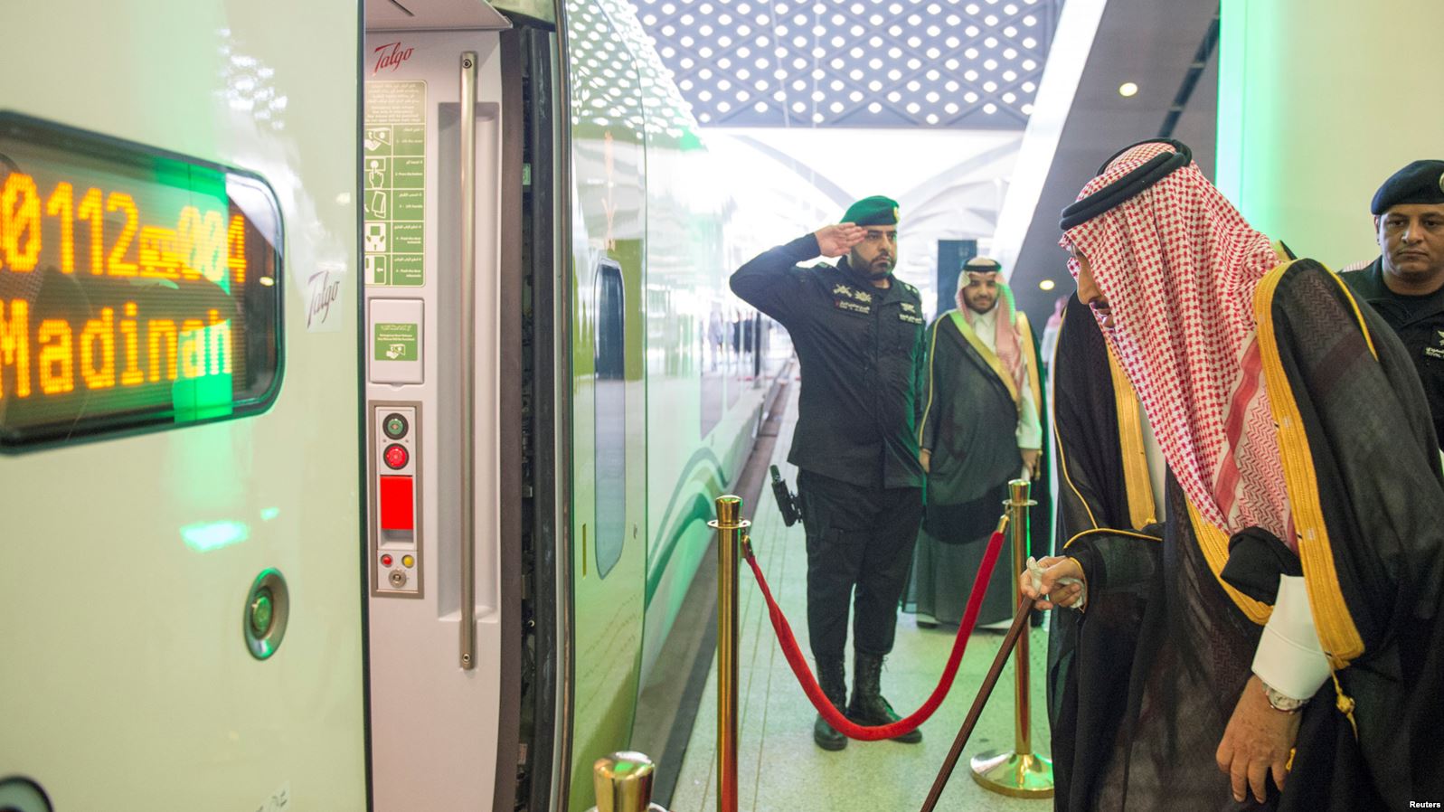 PERESMIAN: Raja Saudi Salman bin Abdulaziz (depan) meresmikan "Al-Haramain", kereta kecepatan tinggi antara Mekkah-Madinah. (foto: curtesy of voa)