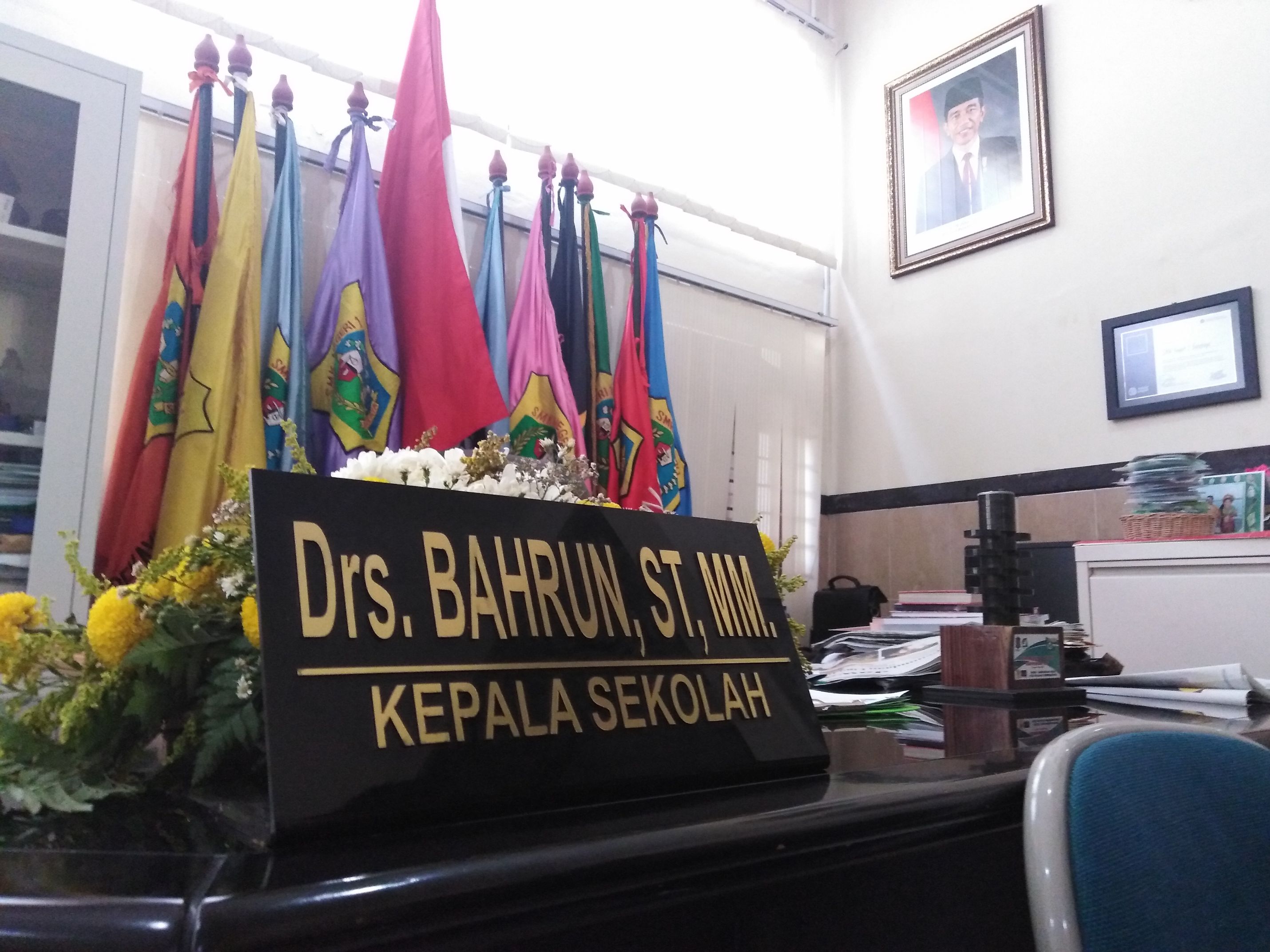 Ruang kerja Kepala Sekolah SMKN 1 Surabaya, Bahrun. (foto: farid/ngopibareng.id) 