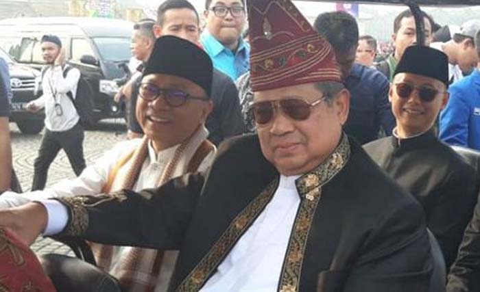 Ketua Umum Partai Demokrat SBY dan Ketua Umum PAN Zulkifli Hasan pada hari Minggu 23 September lalu di Lapangan Monas. (Foto: Antara)