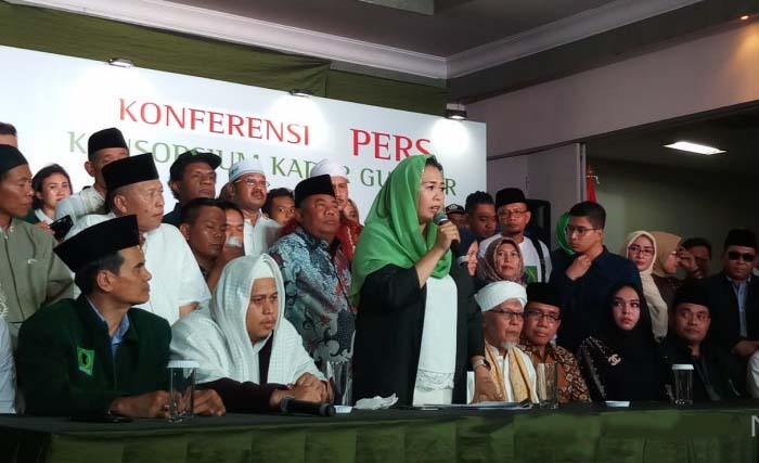 Yenny Wahid dan Konsorsium Kader Gus Dur memberikan pernyataan pers untuk  mendukung pasangan Jokowi-Ma'ruf Amin, di Jakarta, Rabu 26 September. (Foto: Imam Budilaksono/Antara)