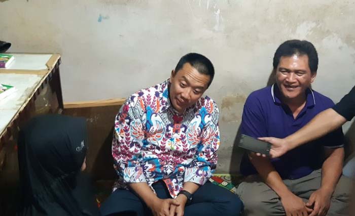 Menpora Imam Nahrawi (tengah) berbincang dengan kakak almarhum Haringga Sirila, Mayrisa Sirawati (kiri) dan sang ayah Siloam (kanan) di rumah duka Kelurahan Cengkareng Timur,  Jakarta Barat, Rabu 26 September. (Foto: Bayu Kuncahyo/Antara)