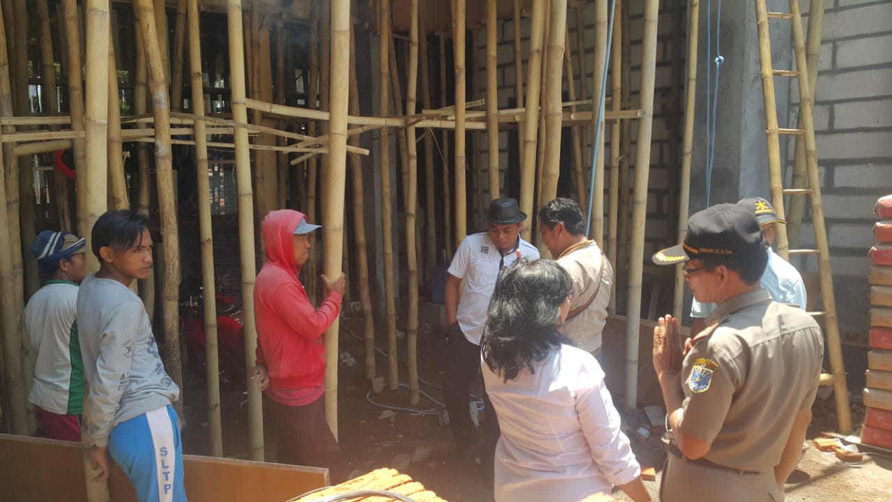 Perluasan bangunan karoke di Jalan Suroyo, Kota Probolinggo disegel Satpol PP. (Foto: Ikhsan/ngopibareng.id)