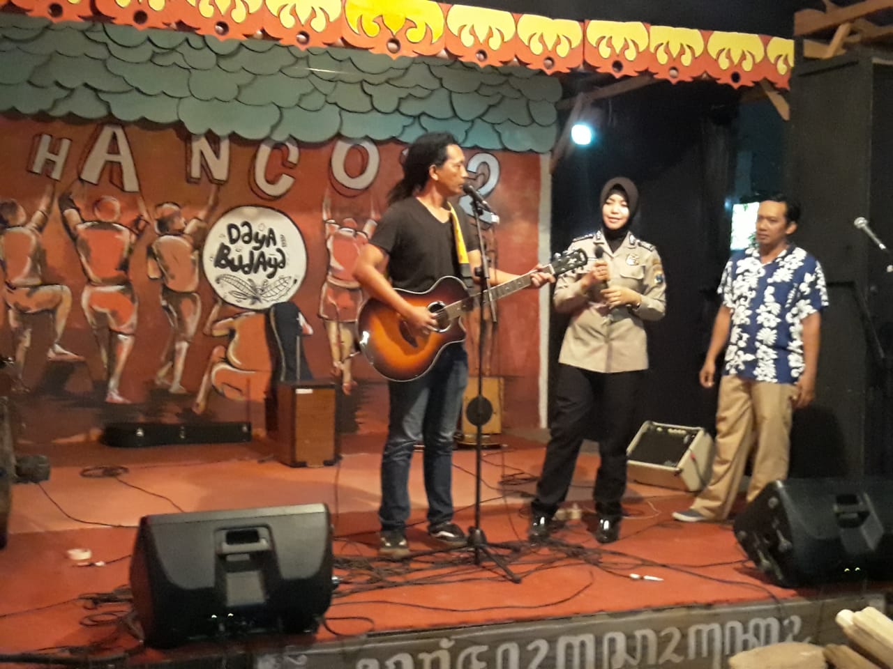 Bripka Mega Oktaviana saat nyanyi bareng dengan Cak Blankon di Hancok 2 Warung Mbah Cokro. (Foto: ngopibareng.id)
