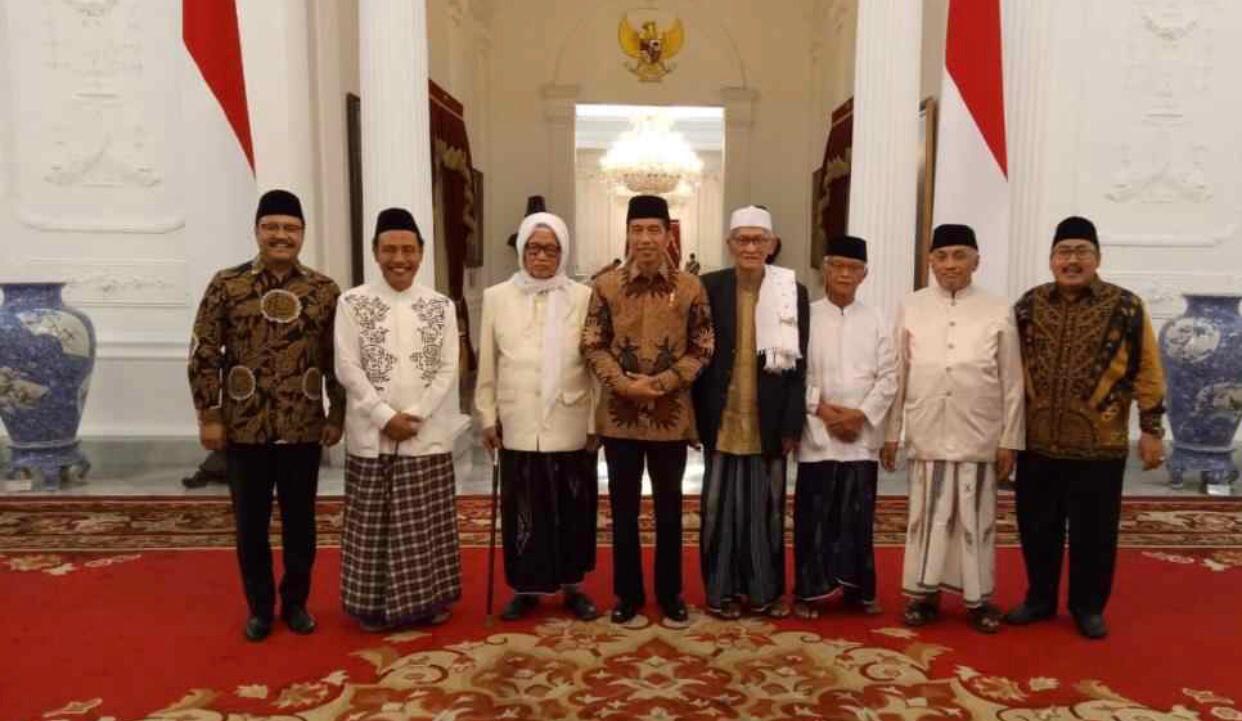 Para Kiai sepuh Jatim saat bertemu dengan Presiden Jokowi. Foto: istimewa