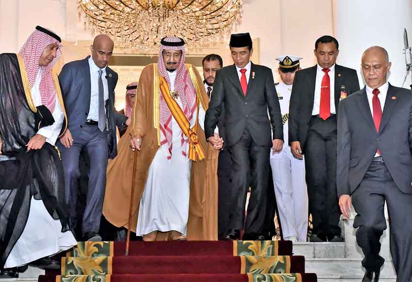 Genggaman Keakraban Dua Kepala Negara. Raja Salman bin Abdulaziz Al Saud dan Presiden Joko Widodo dalam kunjungan bersejarah 1 Maret 2017. (Foto KBRI Riyadh)