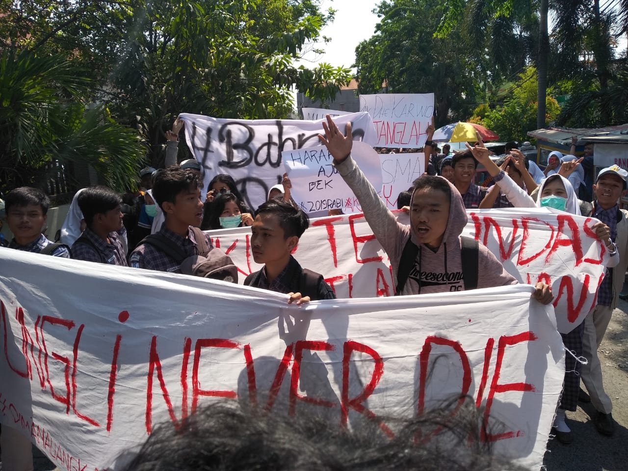Siswa SMKN 1 Surabaya memprotes kebijakan kepala sekolah mereka yang dianggap berbau pungli. (Foto: Rosdan/ngopibareng.id)