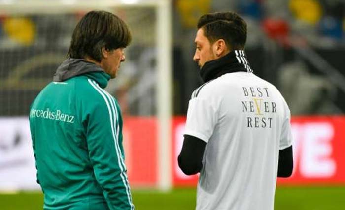  Joachim Loew dan Mesut Ozil. (Foto: AFP)