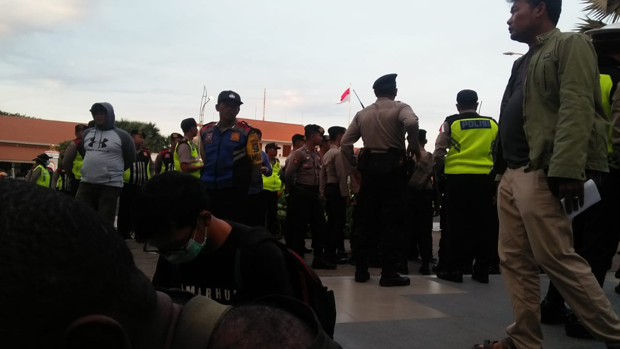 Aksi Kamisan dipaksa bubar oleh aparat dan ormas gabungan, di depan Gedung Negara Grahadi, Surabaya, Kamis, 27 September 2018. (foto: Istimewa) 