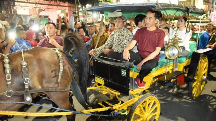Presiden Joko Widodo beserta rombongan menyempatkan diri jalan-jalan ke kawasan Malioboro, Yogyakarta, Sabtu (30/12).(Fotografer Kepresidenan Agus Suparto)