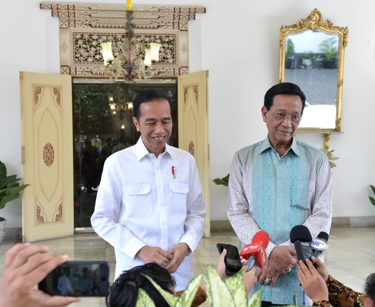 Presiden Joko Widodo bersama dengan Sri Sultan memberikan keterangan kepada media usai lakukan pertemuan. (Foto: Setpres)