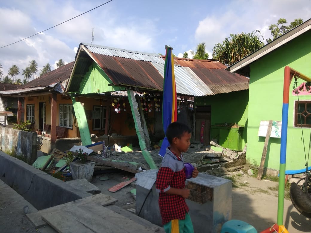 Rumah warga Donggala ambruk akibat gempa (28/9). Foto: BNPB 