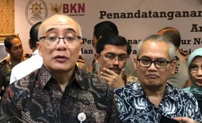 Kepala BKN Bima Haria Wibisana (kiri) di Kantor Kementerian PANRB di Jakarta, Jumat 28 September. (Foto: Fransiska Ninditya/Antara)