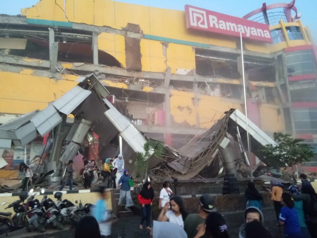 Sebuah mall di Kota Palu hancur saat diguncang gempa berkekuatan 7,7 SR, Jumat, 28 September 2018. (Foto: Netizen)