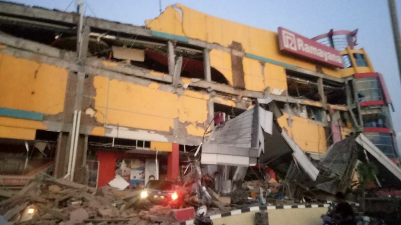 Sebuah Mall yang ada di Palu ambruk akibat gempa. Foto: BNPB