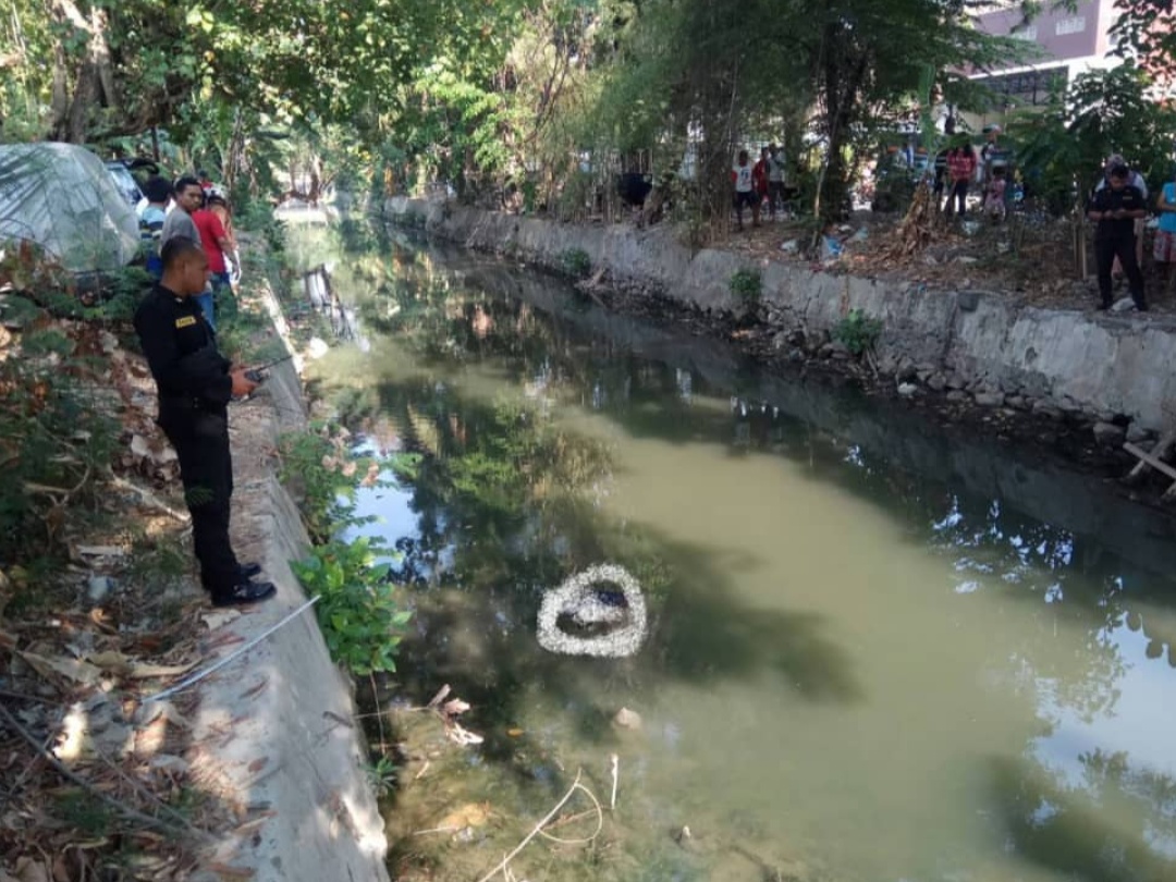 Jenazah mengambang di sungai Kalibokor Surabaya. (Foto: call center