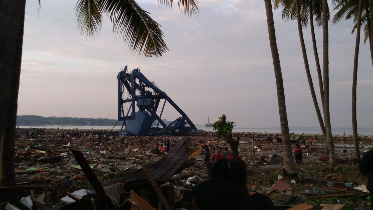 Pesisir Palu porak poranda akibat tsunami. Foto: BNPB