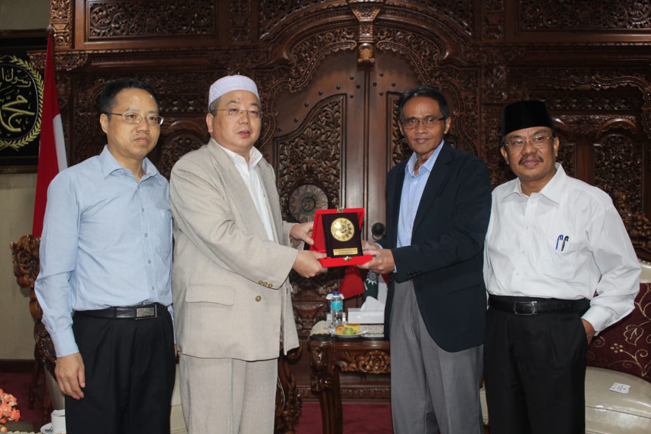 PRODUK HALAL: Delegasi Ethnic and Religious Commission and China Islamic Association di PP Muhammadiyah. (foto: md for ngopibareng.id)