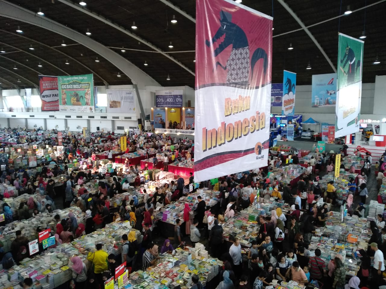 Antusiasme pengunjung mencari buku di acara BBW di Jatim Expo Surabaya. (Foto; Roesdan/ngopibareng.id)