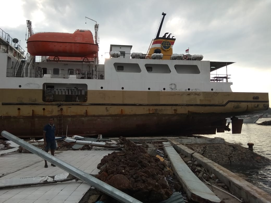 Sebuah kapal terseret ke daratan akibat Tsunami Palu. Foto: BNPB