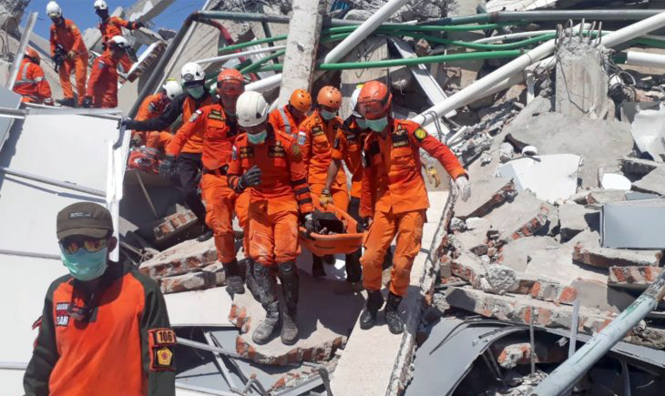 Tim SAR melakukan evakuasi korban gempa yang tertimbun reruntuhan bangunan hotel Roa-Roa di Palu, Minggu, 30 September 2018. Diperkirakan sebanyak 50 orang tertimbun di reruntuhan bangunan hotel itu. (Foto: ANTARA FOTO/BNPB/foc).