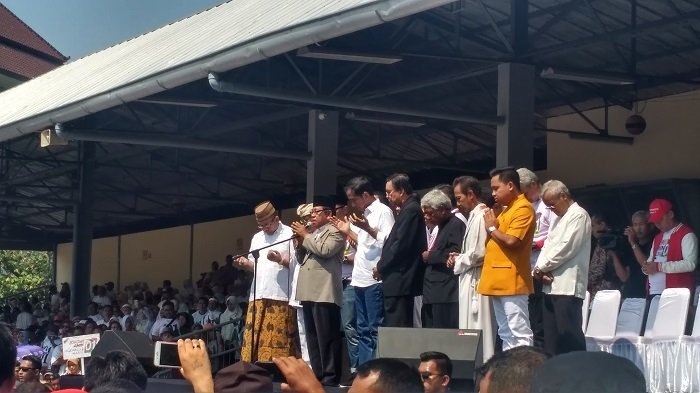 Presiden memimpin doa bersama di Surakarta, di Stadion R. Maladi, Sriwedari Solo, Minggu siang 30 September. (foto: setneg for ngopibareng.id)