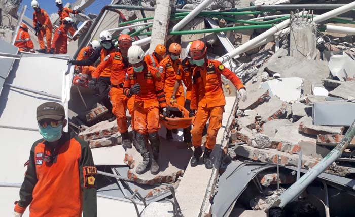Tim SAR kemarin melakukan evakuasi korban gempa yang tertimbun reruntuhan bangunan hotel Roa-Roa di Palu. Diperkirakan sebanyak 50 orang tertimbun di reruntuhan bangunan hotel itu. (Foto: BNPB/Antara)