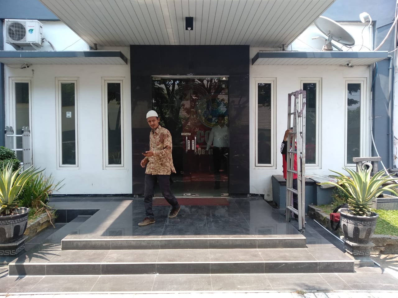 Feri Irawan saat berada di Mapolda Jawa Timur. Foto: ochan/Ngopibareng.id