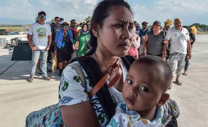  Warga terdampak gempa dan tsunami menunggu masuk ke dalam pesawat untuk dievakuasi di Palu, Sulawesi Tengah, Sabtu lalu. (Footo: Muhammad Adimaja/antara)