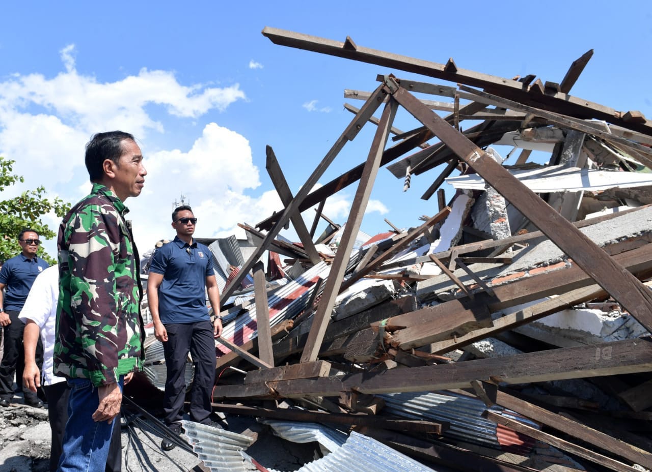 Presiden Jokowi saat meninjau lokasi gempa Palu. Foto: istimewa 