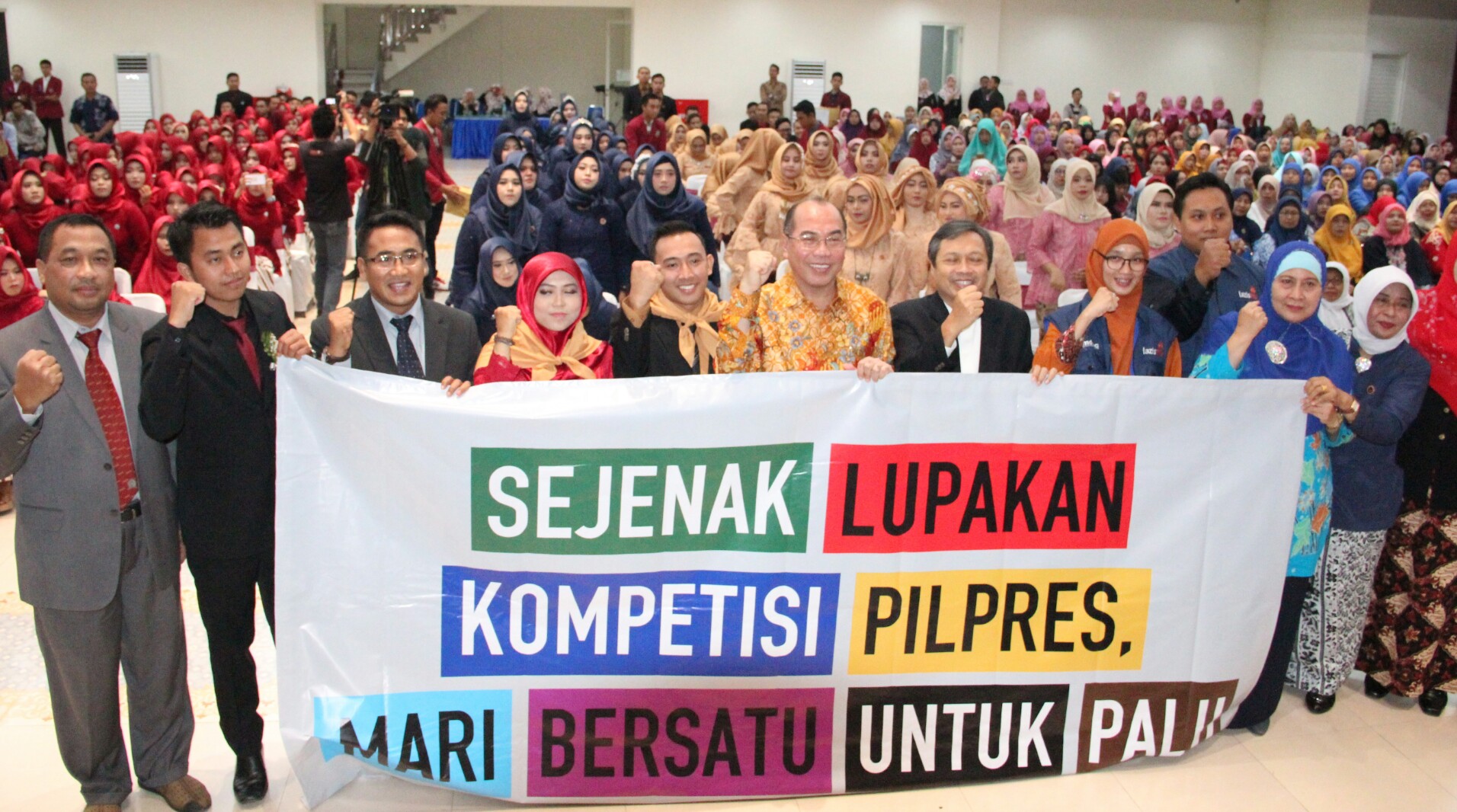 Rektor UM Surabaya, Sukadiono foto bersama para relawan sebelum pemberangkatan. 