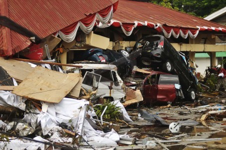 Warga terdampak gempa dan tsunami menunggu masuk ke dalam pesawat untuk dievakuasi di Palu, Sulawesi Tengah. Dampak dari gempa 7,7 SR tersebut menyebabkan sejumlah bandara hancur dan sejumlah warga dievakuasi ke tempat yang lebih aman. (Foto: Antara/Muhammad Adimaja)