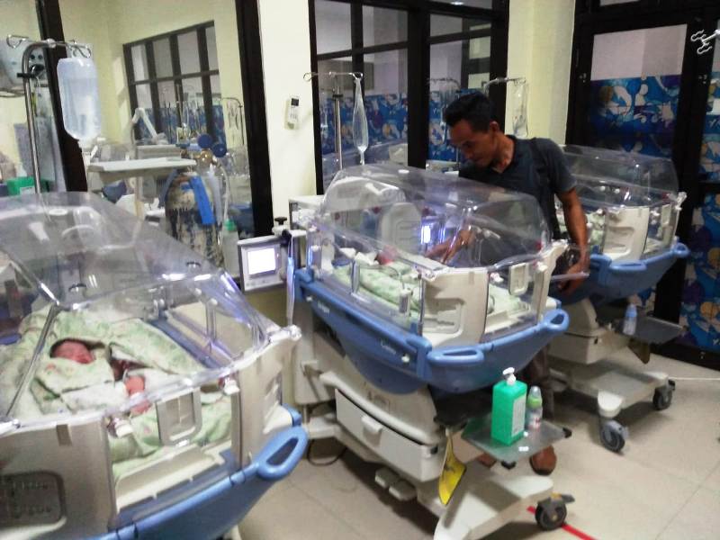 Ibu korban gempa Palu melahirkan bayi kembar tiga.