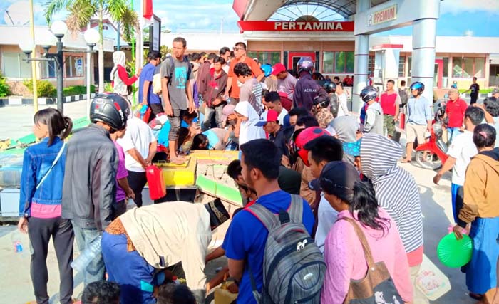 Warga mengambil BBM di salah satu SPBU di Palu, Sulawesi Tengah. Mereka terpaksa mengambil BBM dari SPBU karena sangat dibutuhkan untuk mobilisasi. Selain BBM, mereka juga membutuhkan makanan dan air bersih. (Foto:Rolex Malaha/Antara)