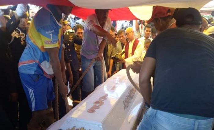 Prosesi pemakaman Anthonius Gunawan Agung di Perkuburan Tionghoa, Yayasan Budi Luhur, Makassar, Senin, kemarin. (Foto: NewsDjournalist)