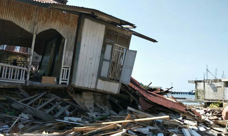 Sejumlah toko dan gudang yang rusak akibat diterjang gempa dan tsunami berkekuatan 7,4 SR di kawasan Pergudangan Kabupaten Donggala, Sulteng, Senin 1 Oktober 2018. (Foto: Antara/Amirullah/pras.