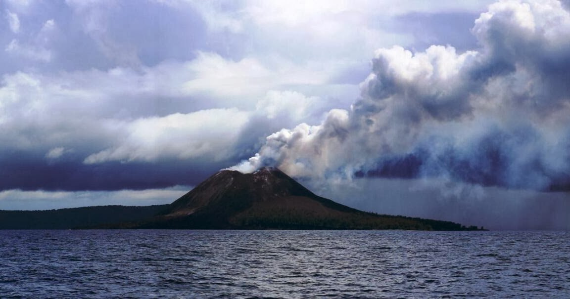 Anak Krakatau masih gelap dan berkabut, cuaca, laut , dan arah angin masih bersahabat. Status waspada. foto:ist/farizan