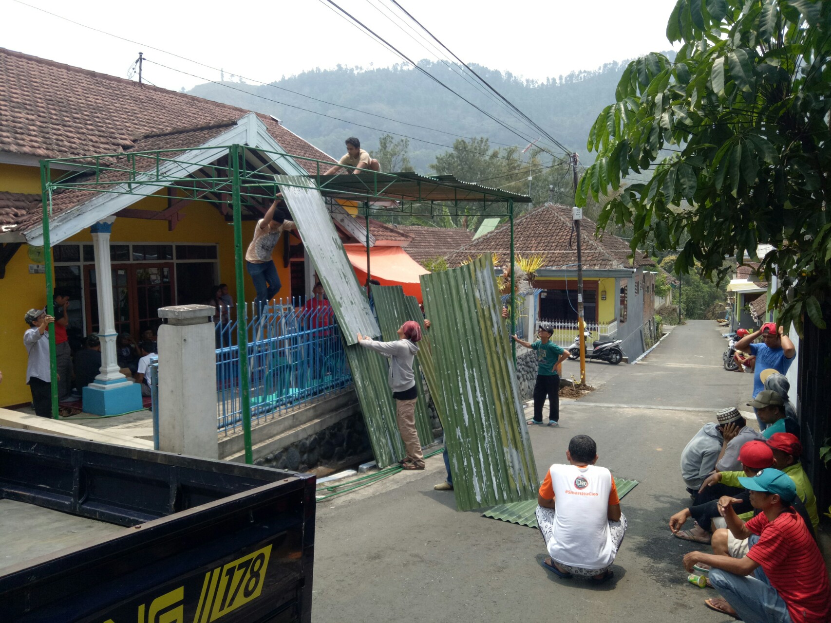 Keluarga Ardi Kurniawan menyiapkan tenda di rumah duka di Jalan Trunojoyo Gang IV, Kota Batu, Jawa Timur, Selasa 2 Oktober 2018.