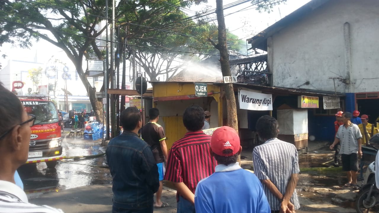 Kebakaran di sebuah rumah di Jalan Simpang Sulfat RT02/RW11, Kelurahan Purwantoro, Kecamatan Blimbing, Kota Malang, Jawa Timur, sekitar pukul 08.00 WIB Selasa 2 Oktober 2018. (Foto: Istimewa)