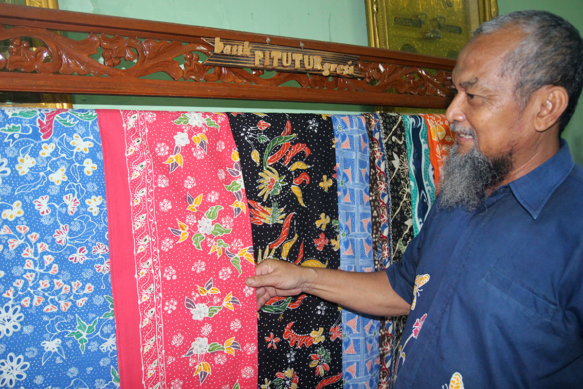 Haji Ilham, 58 tahun, warga Desa Cerme Lor RT 02 RW 07 memulai dari nol. Tidak ada tradisi batik disana, tetapi ketika sudah dimulai tradisi bisa disuratkan. Penguatnya adalah konten lokal yang membumi di masyarakat sekitar. foto:widi/ngopibareng.id
