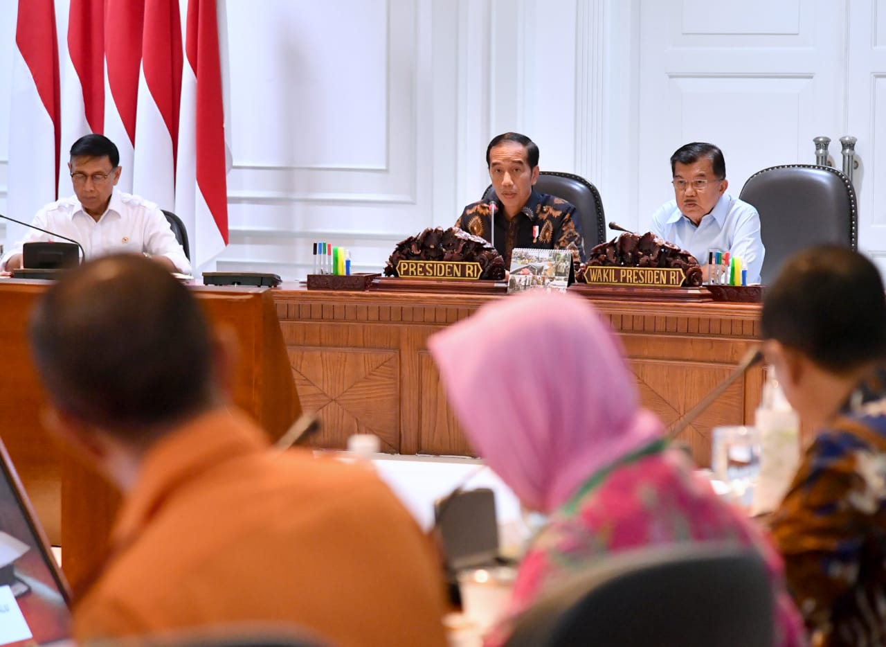 Presiden Jokowi dan Wapres Jusuf Kalla ketika memimpin rapat kabinet terbatas di Istana (2/10). Foto: Laily Rachev/Biro Pers Setpres
