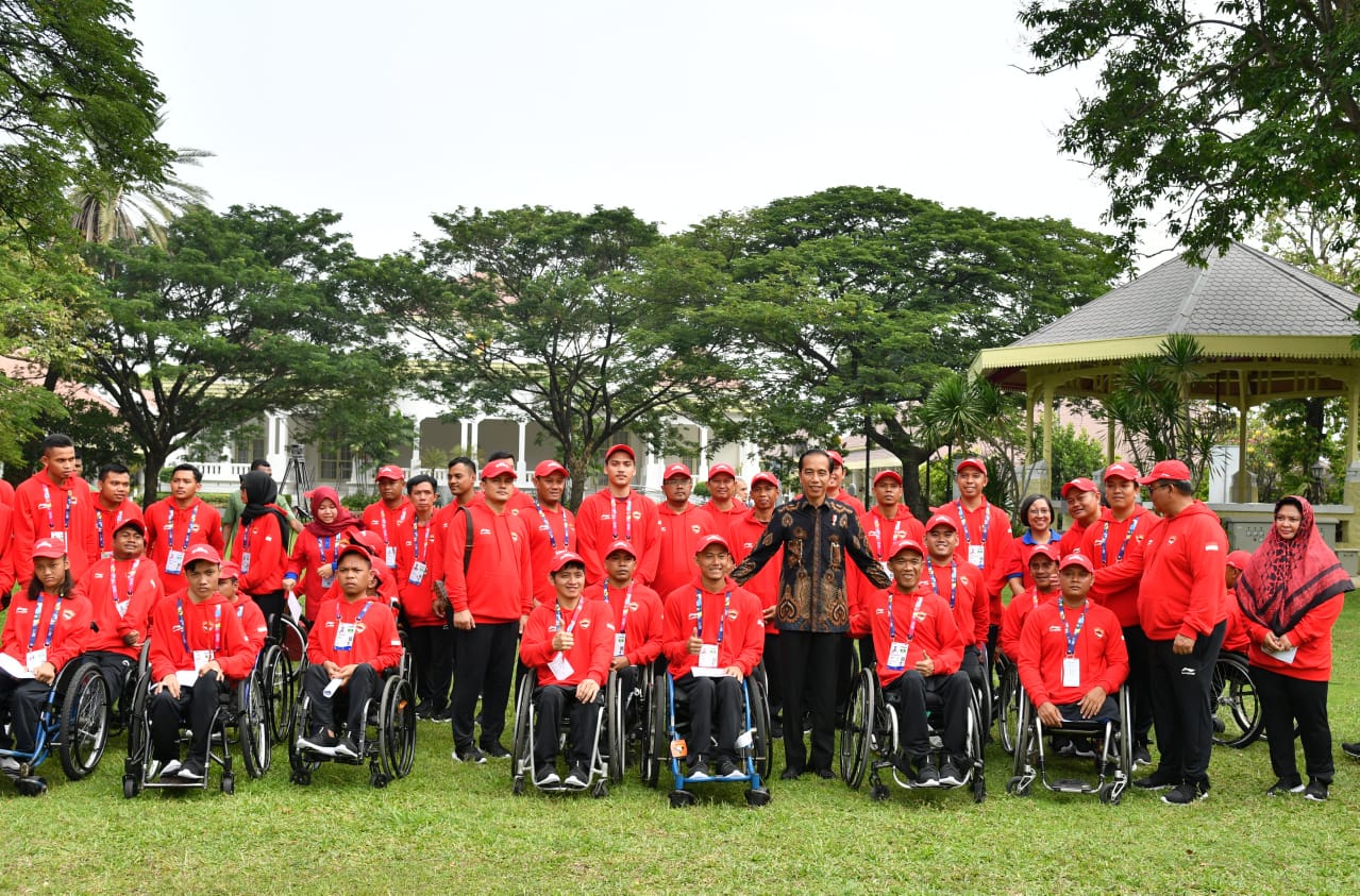 PELEPASAN: Presiden lepas sebanyak 296 atlet Asian Para Games dari 18 cabang olahraga. (foto: setneg for ngopibareng.id)
