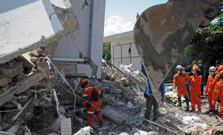 Tim Basarnas mengevakuasi korban gempa di reruntuhan hotel Roa Roa, Palu. (Foto: Antara)