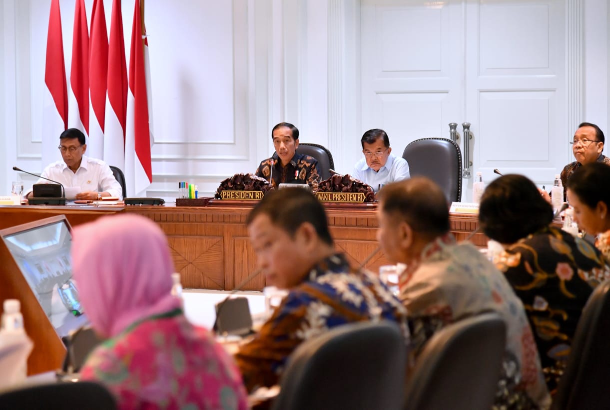 PERINTAH: Presiden Joko Widodo dalam rapat di Istana, Jakarta. (foto: setneg for ngopibareng.id)