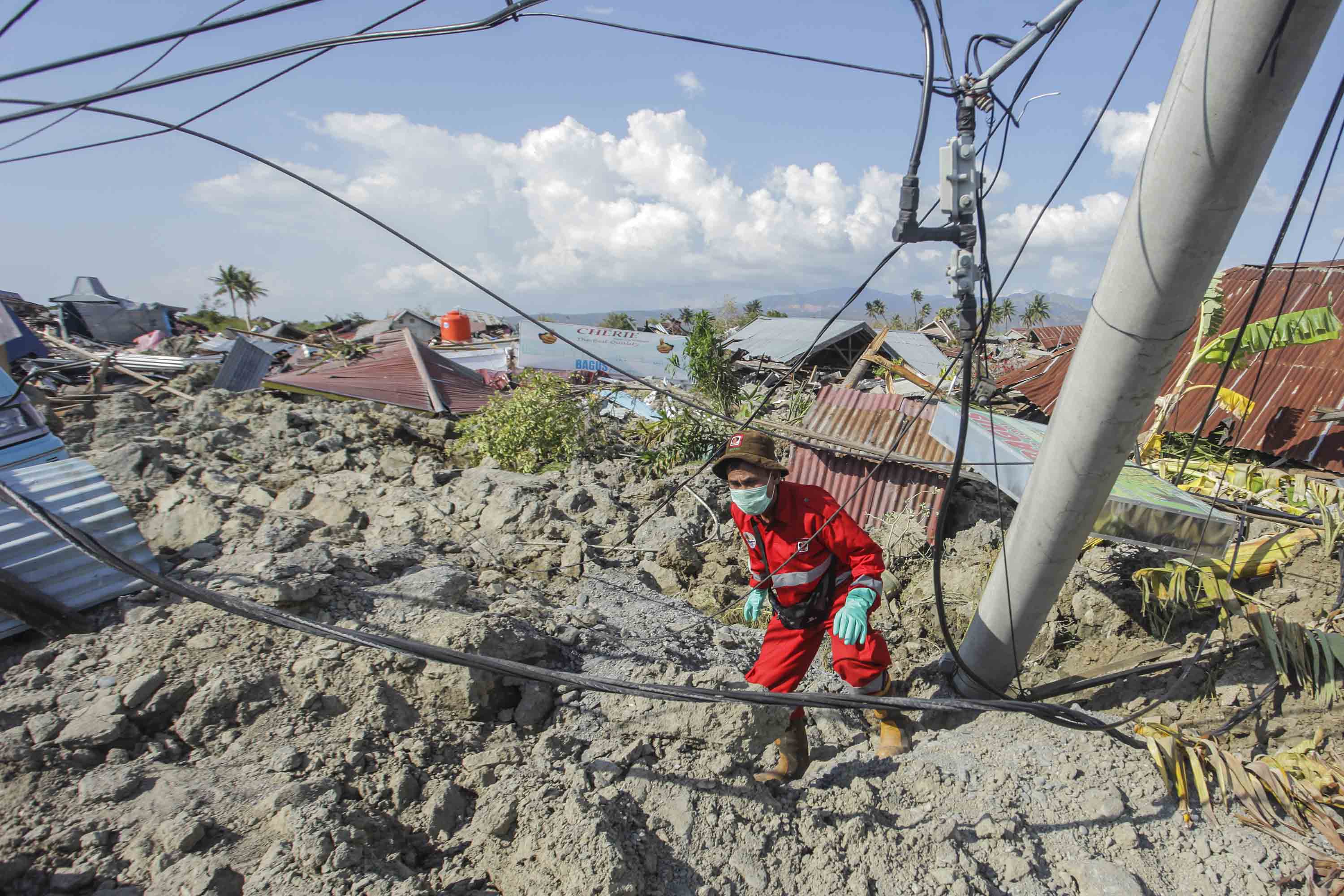 Tim penyelamat dari Manggala Agni mencari korban gempa dan tsunami di kawasan Kampung Petobo, Palu, Sulawesi Tengah, Selasa, 2 Oktober 2018. Petobo merupakan kawasan yang mengalami kerusakan paling parah akibat gempa 7,4 pada skala richter (SR) yang terjadi pada 28 September 2018. (Foto: Antara)