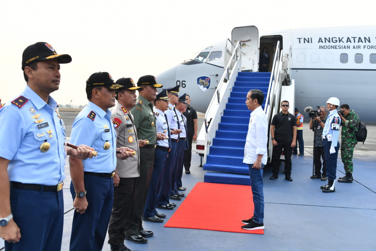 Presiden Jokowi bersiap berangkat ke Palu, Sulawesi Tengah. Foto: humas kepresidenan 