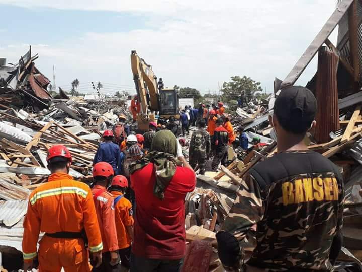 BANTUAN: Kader-kader NU, GP Ansor dan Banser, terjun ke lokasi bencana di Donggala dan Palu, Sulawesi Tengah. (foto: ngopibareng.id)