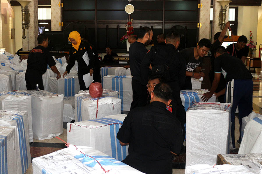 Packing barang bantuan di lobby Balai Kota Surabaya, Rabu, 3 Oktober 2018.